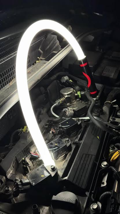 Röd FlexBeam Pro lyser upp motorrummet